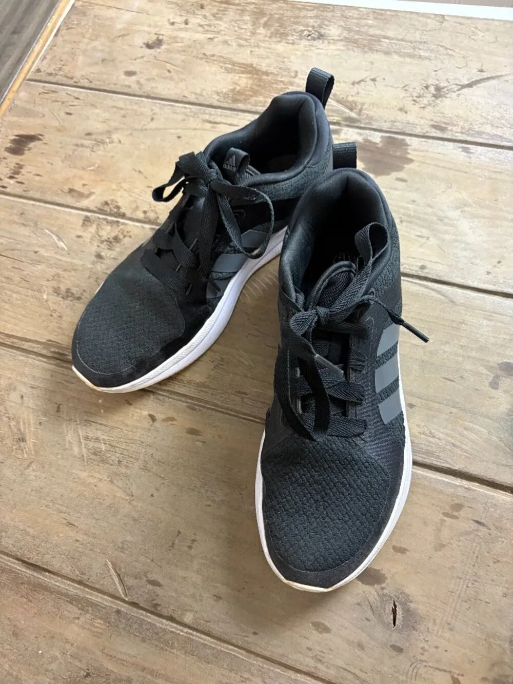 Adidas Sz 9.5, wide shoelace.